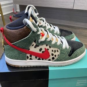 NIKE SB DUNK HIGH DOG WALKER